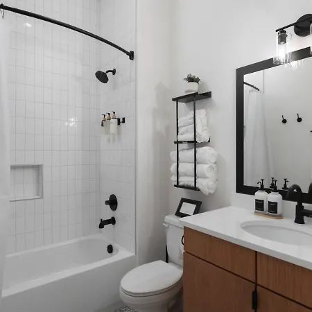 Apartment 3 Miles To Downtown With Free Parking And Walk To Coffee