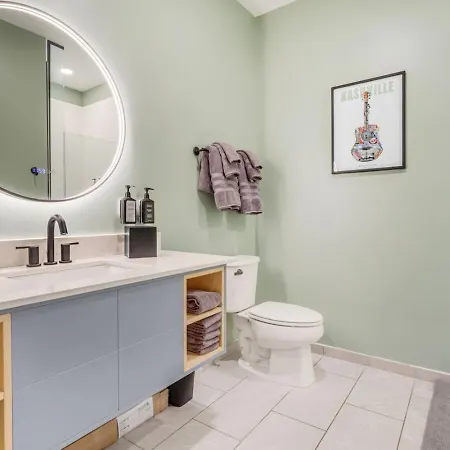 Boutique With Pool Gym And Walk To Midtown Apartment *