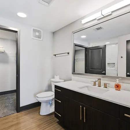 King Bed, Gym, Rooftop Pool, Free Parking Apartment *