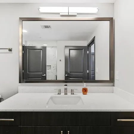 King Bed, Gym, Rooftop Pool, Free Parking Apartment Nashville