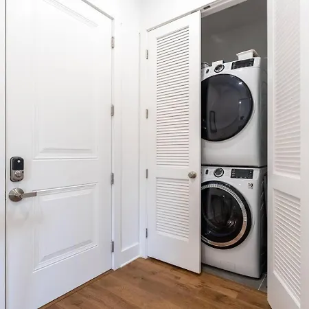 Private Rooftop, Karaoke Fun & | Sleeps 10+ Apartment