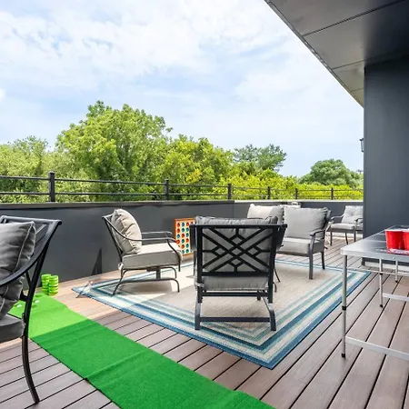 Private Rooftop, Karaoke Fun & | Sleeps 10+ Apartment Nashville