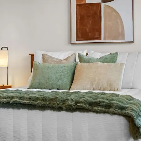 Light-filled Retreat Near Broadway & Pool *