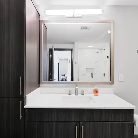 Apartment King Bed, Gym, Rooftop Pool, Free Parking *