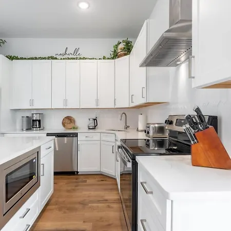 Private Rooftop, Karaoke Fun & | Sleeps 10+