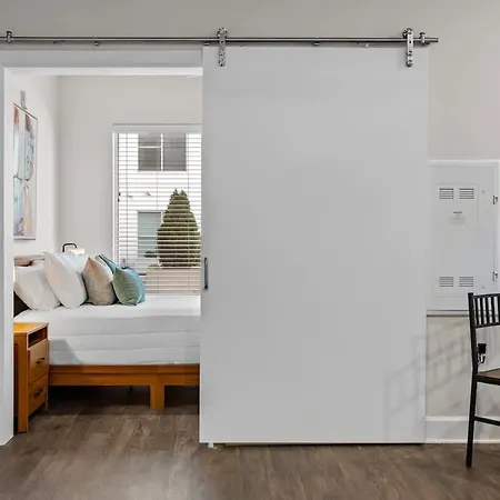 Light-filled Retreat Near Broadway & Pool *