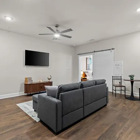 Apartment Light-filled Retreat Near Broadway & Pool Nashville