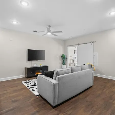 Stylish 1br Walk To The Gulch & Broadway Apartment