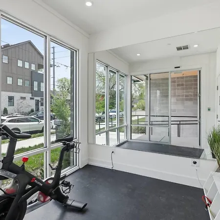 Apartment 3 Miles To Downtown With Free Parking And Walk To Coffee