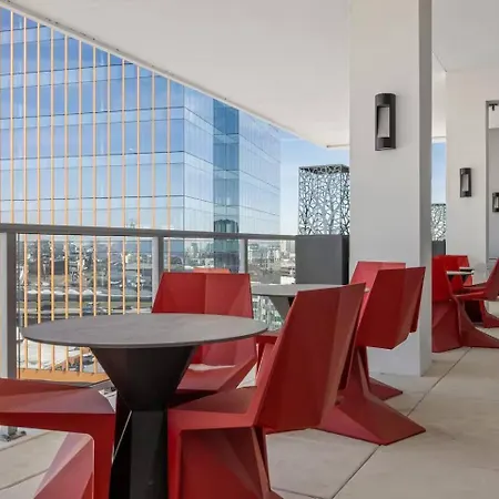 Retreat Pool, Gym, Rooftop Lounge & Free Parking Apartment