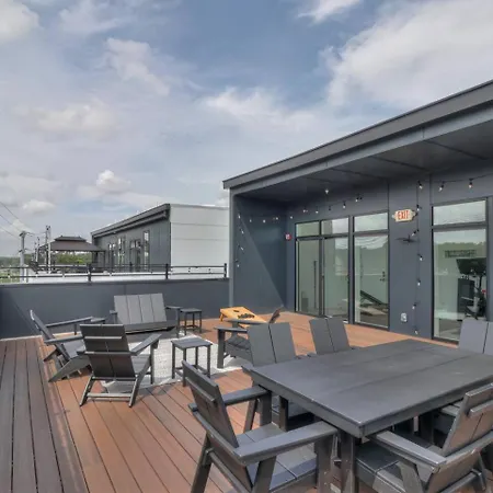 Private Rooftop, Karaoke Fun & | Sleeps 10+ * Nashville