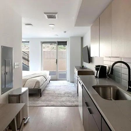 Landing Spectacular Studio Gym Apartment