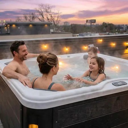 Rooftop Nights In - 3br - Office Apartment Nashville