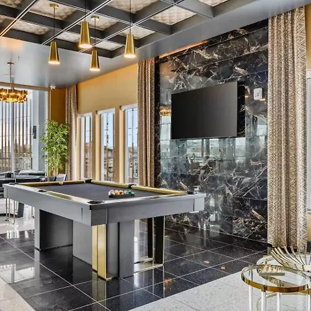 King Bed, Gym, Rooftop Pool, Free Parking