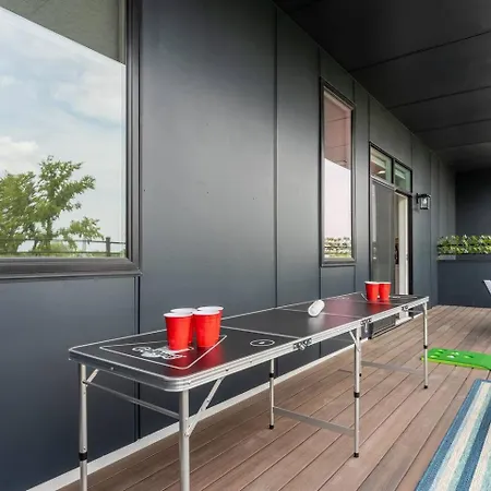 Private Rooftop, Karaoke Fun & | Sleeps 10+