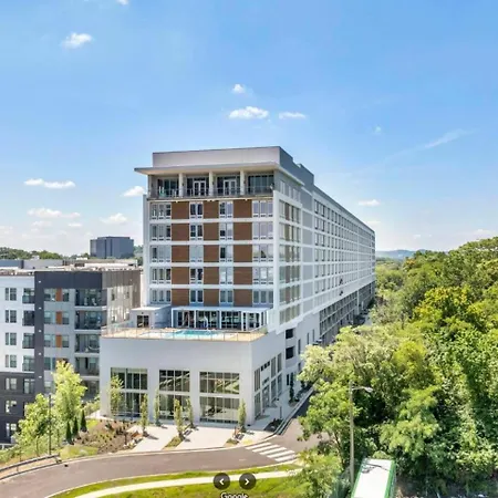 Apartment Retreat Pool, Gym, Rooftop Lounge & Free Parking