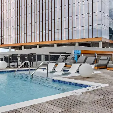 Retreat Pool, Gym, Rooftop Lounge & Free Parking Apartment *