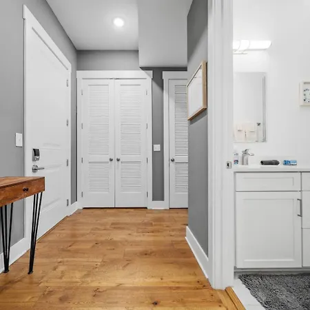 Private Rooftop, Karaoke Fun & | Sleeps 10+ *