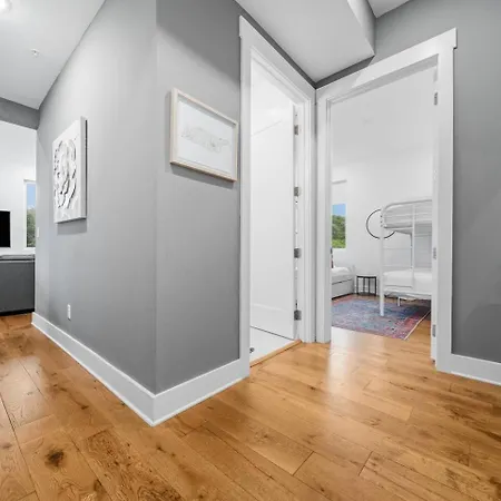Apartment Private Rooftop, Karaoke Fun & | Sleeps 10+