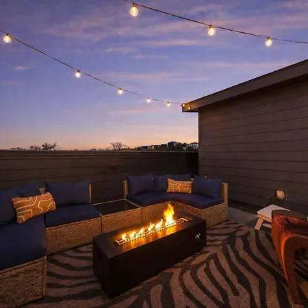 Hideaway - Rooftop - Fire Pit Nights Apartment *