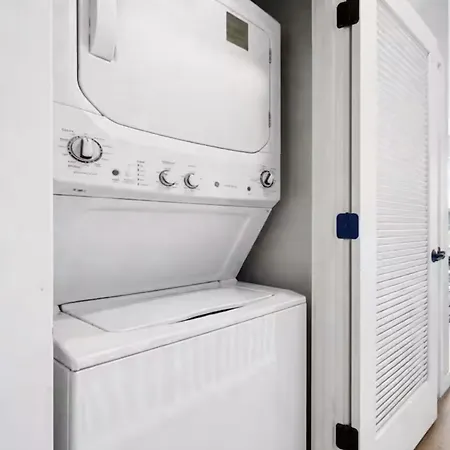 Boutique With Pool Gym And Walk To Midtown Apartment