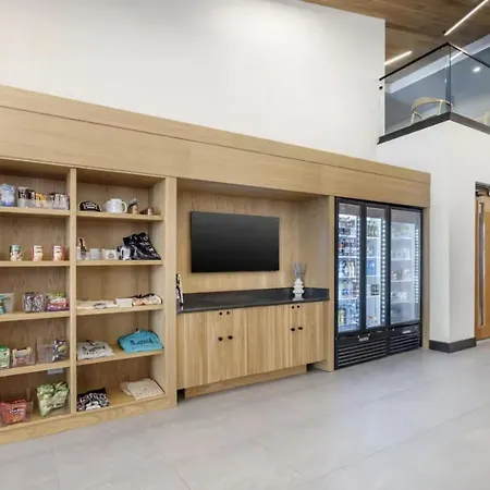 Boutique With Pool Gym And Walk To Midtown *