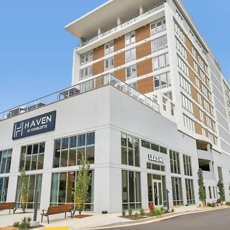 King Bed, Gym, Rooftop Pool, Free Parking Apartment