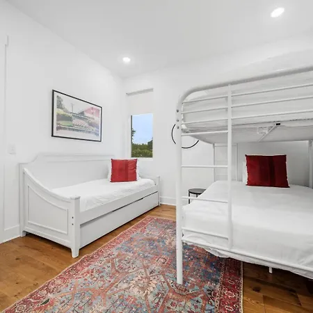 Apartment Private Rooftop, Karaoke Fun & | Sleeps 10+