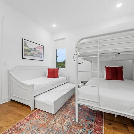 Private Rooftop, Karaoke Fun & | Sleeps 10+ Apartment *