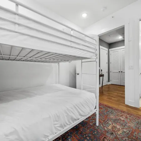 Apartment Private Rooftop, Karaoke Fun & | Sleeps 10+