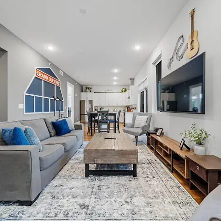 Apartment Private Rooftop, Karaoke Fun & | Sleeps 10+ *