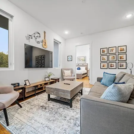 Private Rooftop, Karaoke Fun & | Sleeps 10+ Apartment