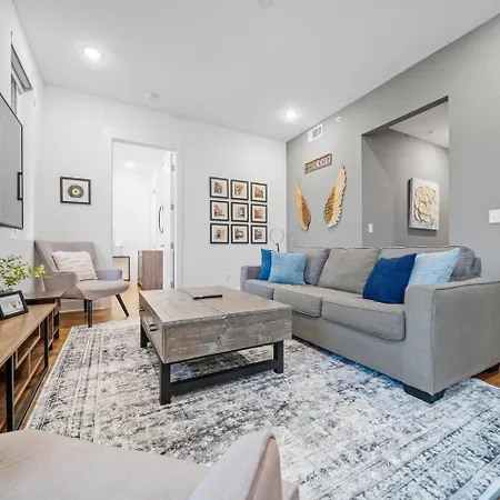 Apartment Private Rooftop, Karaoke Fun & | Sleeps 10+ *