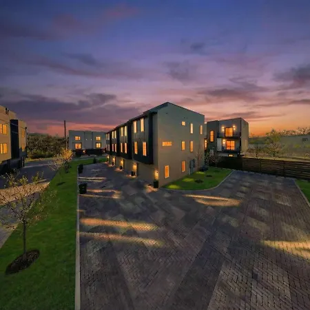 Hideaway - Rooftop - Fire Pit Nights Apartment *