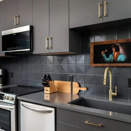 The Penthouse - 3br Rooftop - Downtown Apartment *