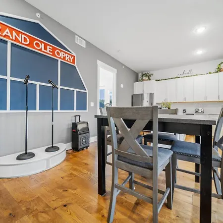 Private Rooftop, Karaoke Fun & | Sleeps 10+ Apartment *