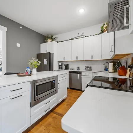 Private Rooftop, Karaoke Fun & | Sleeps 10+ *