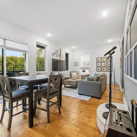 Private Rooftop, Karaoke Fun & | Sleeps 10+ Apartment