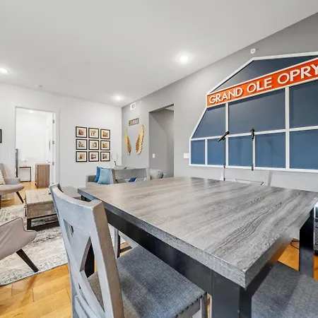 Private Rooftop, Karaoke Fun & | Sleeps 10+ Apartment