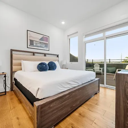 Private Rooftop, Karaoke Fun & | Sleeps 10+