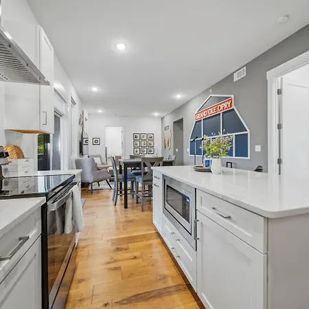 Apartment Private Rooftop, Karaoke Fun & | Sleeps 10+ Nashville
