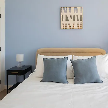 Landing Spectacular Studio Gym Apartment