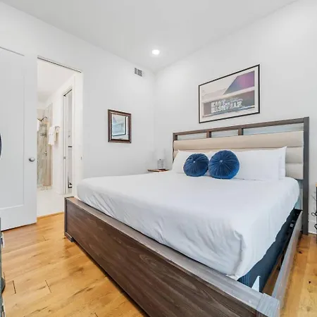 Private Rooftop, Karaoke Fun & | Sleeps 10+ Apartment Nashville