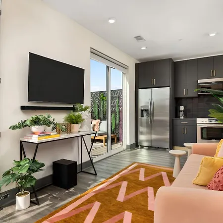 The Penthouse - 3br Rooftop - Downtown Apartment *