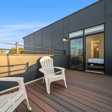 Private Rooftop, Karaoke Fun & | Sleeps 10+ Apartment *