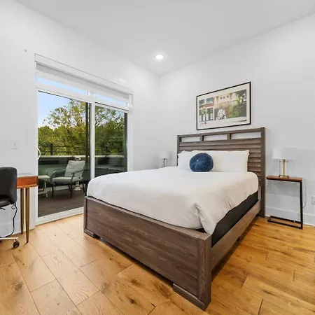 Private Rooftop, Karaoke Fun & | Sleeps 10+ *