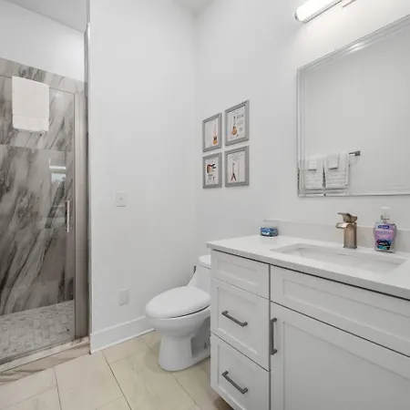 Private Rooftop, Karaoke Fun & | Sleeps 10+ *