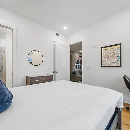 Private Rooftop, Karaoke Fun & | Sleeps 10+ *
