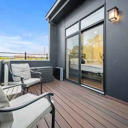 Apartment Private Rooftop, Karaoke Fun & | Sleeps 10+