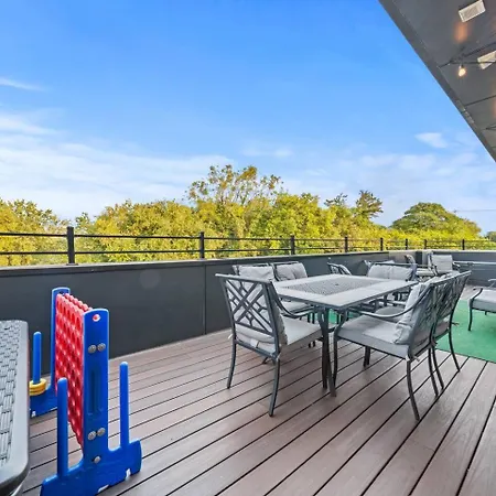Apartment Private Rooftop, Karaoke Fun & | Sleeps 10+
